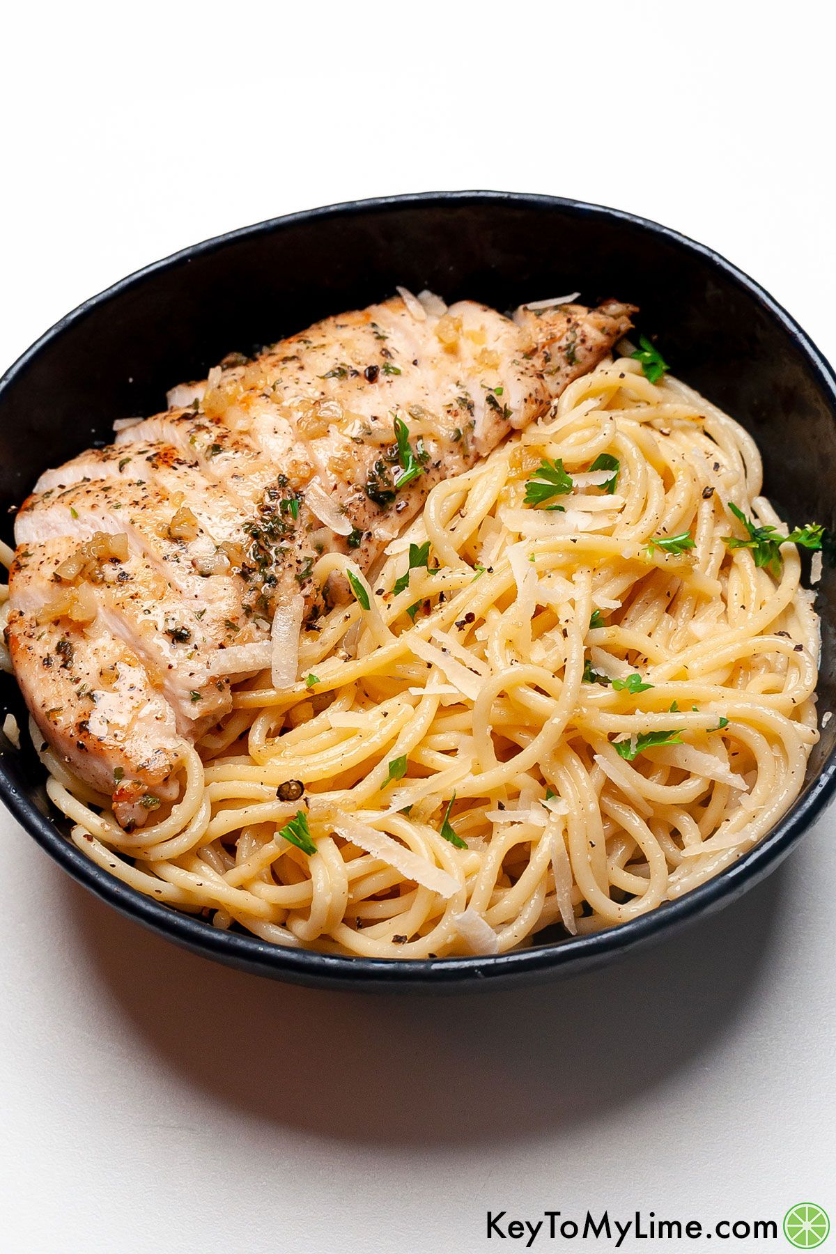 A bowl of garlic chicken pasta.